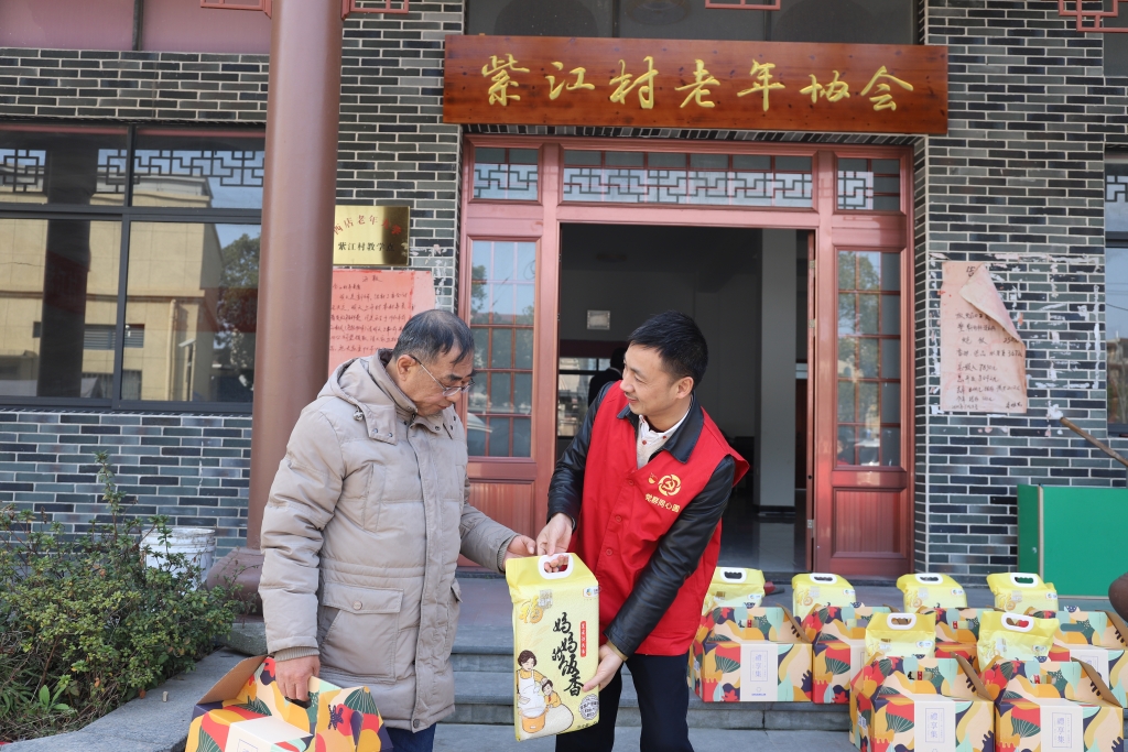 暖春意，，，，，，，，敬老情-william威廉中文官网多年对峙慰问孤寡老人